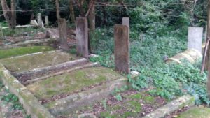 Friedhof zerstört, Unterdrückung, gewaltsamen Festnahmen