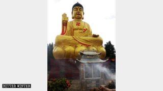 Shakyamuni-Bronzestatue im Gebirgslandschaftsgebiet Xiantang