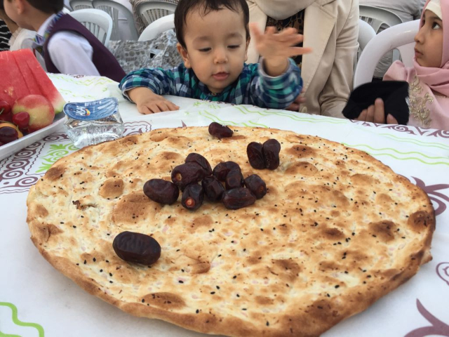 Kinder warten aufgeregt auf den Beginn der Iftar-Feierlichkeiten.