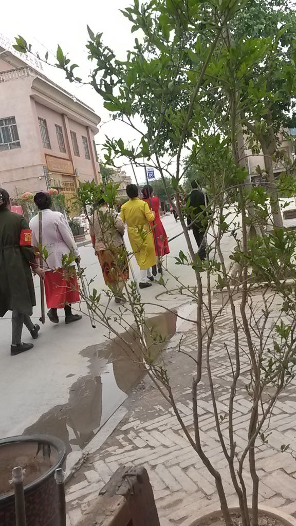 Kashgar-Hausfrauen fungieren als „Hauswächterinnen“ und patrouillieren