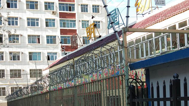 Schulen in Xinjiang, die sehr stark wie Gefängnisse aussehen.