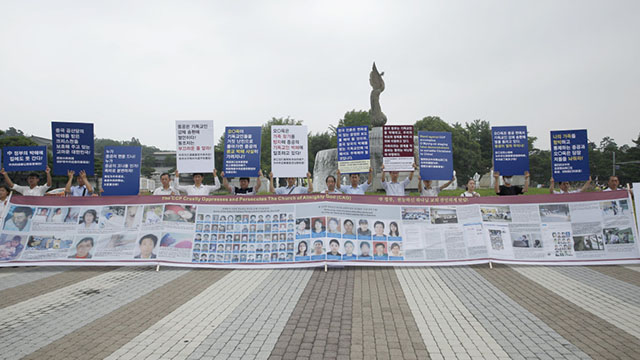 Stiller Protest vor dem Blauen Haus