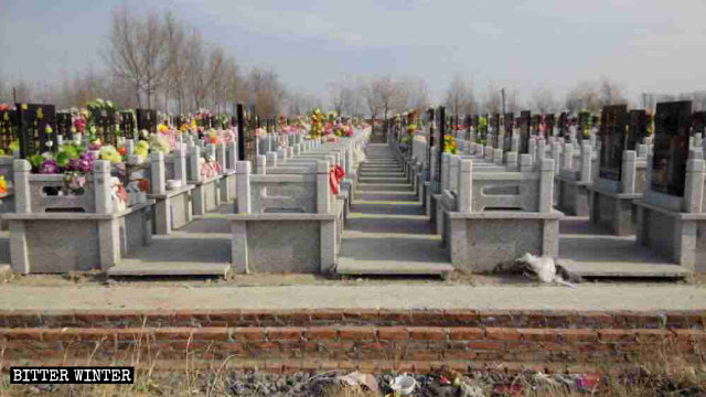 Friedhof, auf dem sich Katholiken versammelten